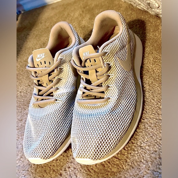 ℬℯ𝒾𝑔ℯ 𝒩𝒾𝓀ℯ 𝓌ℴ𝓂ℯ𝓃𝓈 𝒯𝒶𝓃𝒿𝓊𝓃 ℛ𝒶𝒸ℯ𝓇 𝒮𝓃ℯ𝒶𝓀ℯ𝓇𝓈 - Picture 2 of 3